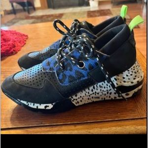 Steve Madden Tennis Shoes. Size 7 barely worn.